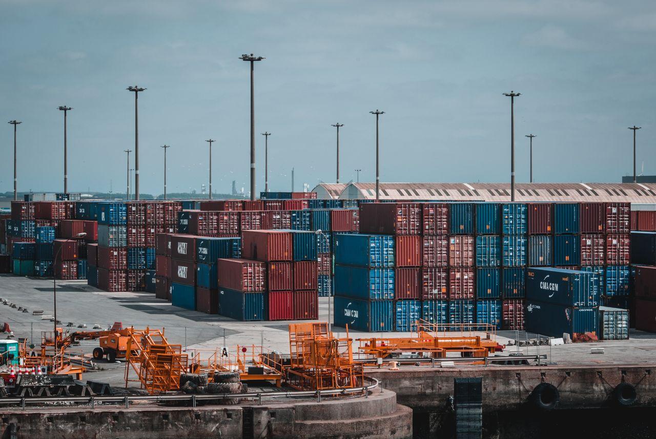 Packing, loading and sealing a container